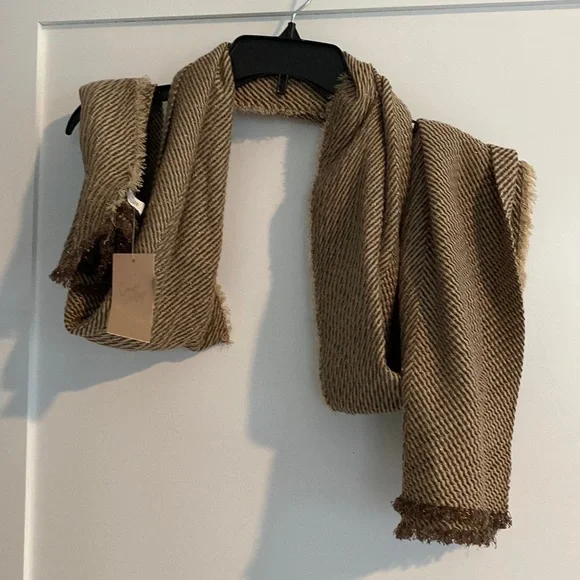 Gold thread fall scarf - Picture 3 of 6